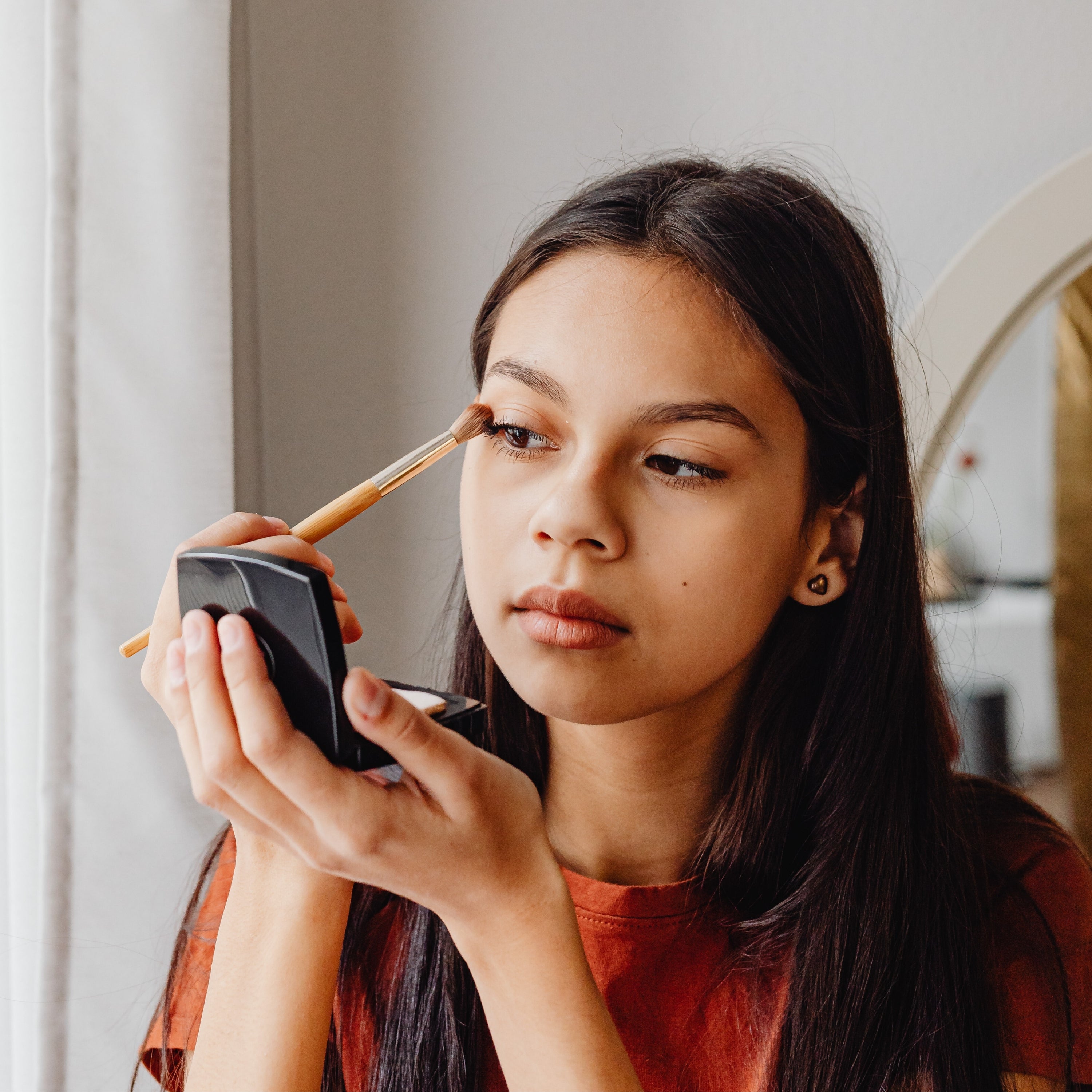 Imagen de Maquillaje con productos cosméticos y herramientas de belleza premium de Pura Mexica.