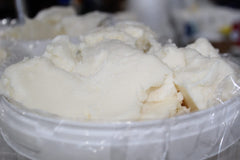 3CAYG manteca de karité refinada blanca para cuidado del cabello.