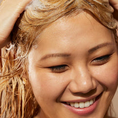 Aceite de marula en Acure Simply Smoothing mejora brillo y suavidad