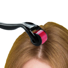 Addabst Derma Roller muestra diseño ergonómico para un agarre cómodo.