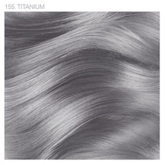 Aplicación suave de Adore Titanium 155 para un tono uniforme.