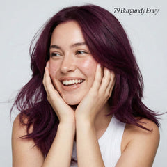 Aplicación suave de Adore Burgundy Envy para todo tipo de cabello.