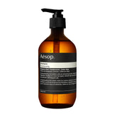 Champú Aesop, vertido desde la botella, limpieza suave para el cabello.