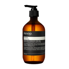 Champú Aesop, vertido desde la botella, limpieza suave para el cabello.