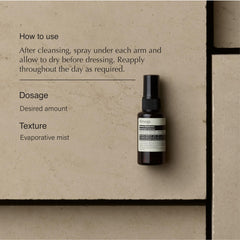 Aesop desodorante herbáceo en aplicación axilar suave y cómoda.