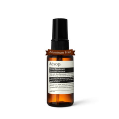 Aesop desodorante herbáceo en aerosol, envase elegante para uso diario.