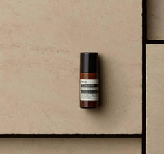 Aroma fresco herbáceo y camforado del desodorante Aesop.