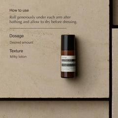 Etiqueta de ingredientes de Aesop Desodorante Herbal, muestra fórmula natural.