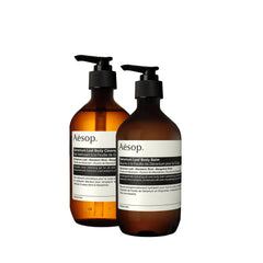 Aesop limpiador corporal de hoja de geranio, botella visible, limpia suavemente la piel.