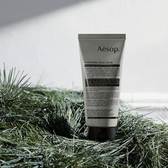 Aesop Redemption hoja de salvia, aporta frescura natural al ritual.