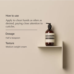 Textura cremosa del bálsamo para manos de Aesop, ideal para nutrir cutículas.