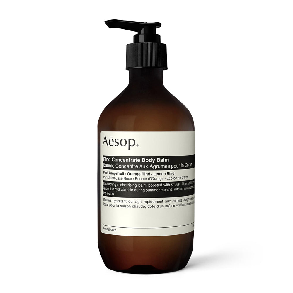 Aesop bálsamo corporal de corteza, vertido en la botella, hidratación ligera con aroma cítrico.