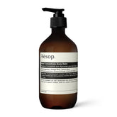 Aesop bálsamo corporal de corteza, vertido en la botella, hidratación ligera con aroma cítrico.