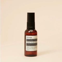 Application sur peau avec le sérum Aesop Neroli Marocain apporte douceur et glisse contrôlée.