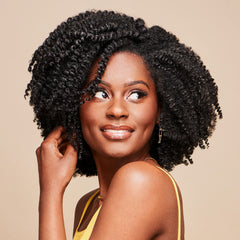 African Pride Moisture Miracle con baobab para fortalecer y sellar la humedad.