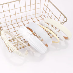 Diadema AHONEY blanca con nudo y acolchada, acabado elegante.