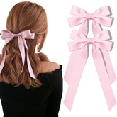 Lazo satinado rosa de Aileam con pinza mordaza para peinado elegante.