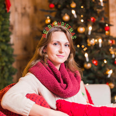 Diadema dorada y roja de Aiyorse, complemento festivo para eventos.