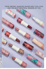 AKARY barra labial tono natural mate color intenso y cobertura uniforme.