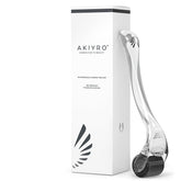 AKIYRO Derma Roller 0,30 mm sur le visage, peau visiblement plus lisse et lumineuse après utilisation.