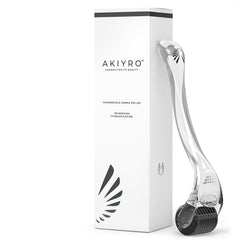AKIYRO Derma Roller 0,30 mm sur le visage, peau visiblement plus lisse et lumineuse après utilisation.