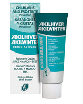 Crema Akilenjur aplicada en la frente para hidratación suave y calma.