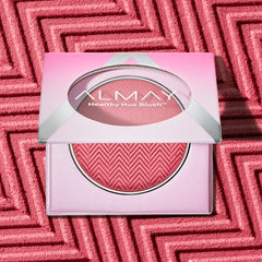Aplicación suave de Almay Blush para un rubor natural.