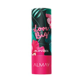 Almay Lip Vibes barra labio mate muestra color intenso y acabado duradero.