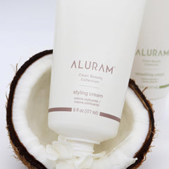 ALURAM Crema con Agua de Coco, enfoque en brillo natural y acabado pulido.