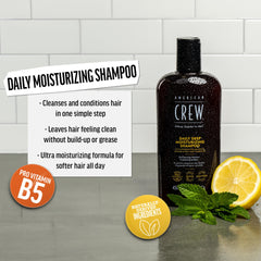 Aplicación de espuma de American Crew en cabello para limpieza suave