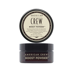 Polvo de impulso para cabello de American Crew en la mano, creando control y volumen ligero.