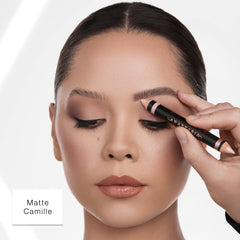 Aplicación del dúo en cejas para definición Camille/Sand