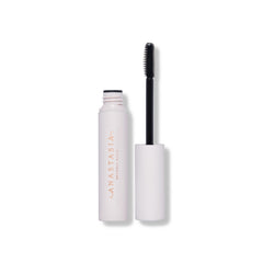 Aplicador Brow Freeze Gel facilita una aplicación limpia y rápida.