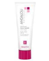Botella de Andalou Naturals con SPF ligero para uso diario.