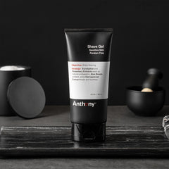 Anthony Shave Gel con perlas de aloe para hidratación instantánea.