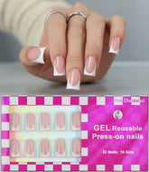 Anyos uñas francesas cortas con brillo reluciente para un acabado elegante.