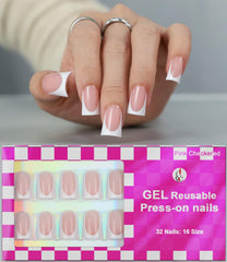 Anyos uñas francesas cortas con brillo reluciente para un acabado elegante.