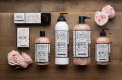 Aplicación diaria de la Loción Charcoal Rose para piel fresca y limpia.