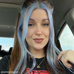 ARCTIC FOX aplicación suave en cabello claro para un resultado azul lavanda pastel
