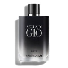 Armani Beauty Acqua di Giò Parfum, botella mate negra, transmite elegancia en cualquier tocador.