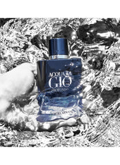 Armani Beauty Acqua di Gio Profondo frasco tapon azul, cierre elegante que evoca el océano.
