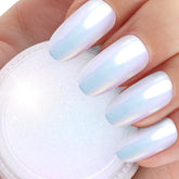 Artdone polvo cromado para uñas con efecto aurora sobre base oscura para un brillo dinámico