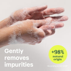 ATTITUDE fórmula ligera con glicerina para hidratar mientras limpias.