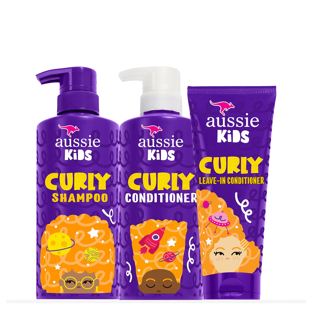 Aussie Kids champú para rizos, botella visible, cabello suave tras lavado.