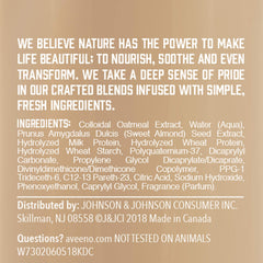 Textura cremosa de Aveeno en las manos, lista para distribuir en el cabello.