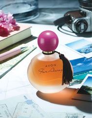 AVON Far Away, etiqueta fragancia, transmite frescura floral y sofisticación para el día a día.