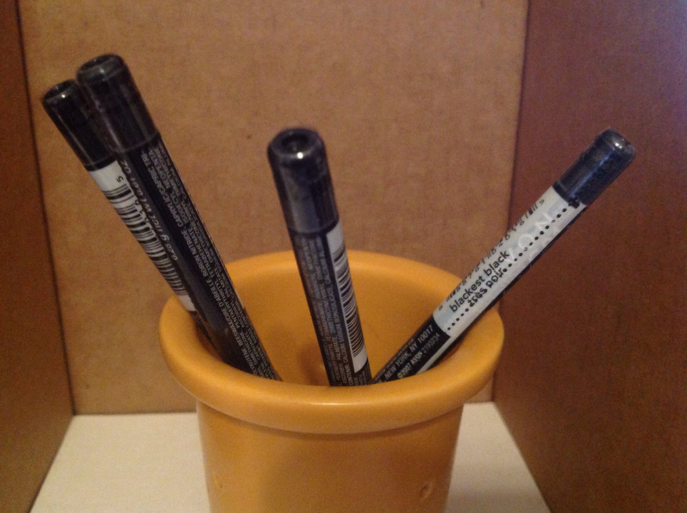 Delineador AVON Glimmersticks negro azabache crema para definición de ojos