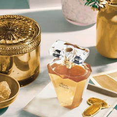 AVON Rare Gold: etiqueta frontal dorada refuerza la imagen de lujo.