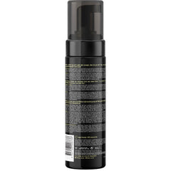 b.tan Dark Self Tanner Mousse con guante facilita una aplicación suave y pareja.