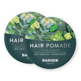Pomade Badger dans sa boîte deux onces pour une tenue moyenne.